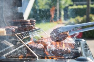 Immagine barbecue con carne arrosto su griglia con cucina da esterno outdoor