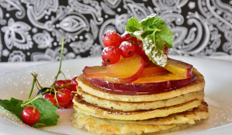 Pancake alla frutta fresca per una colazione leggera
